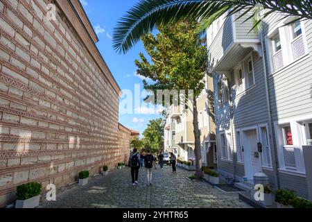 10/2024. Istanbul, Turquie. Soğukçeşme Sokağı (littéralement : rue de la fontaine froide) est une petite rue avec des maisons historiques dans le quartier Sultanahmet d'Istanbul, en Turquie, prise en sandwich entre Sainte-Sophie et le palais de Topkapı. La rue de la zone sans voiture porte le nom de la fontaine située à son extrémité en direction du parc Gülhane. Les maisons ottomanes en bois de deux ou trois étages, composées de quatre à dix pièces, datent du XIXe au XXe siècle et ont été restaurées à l’initiative de Çelik Gülersoy en 1985-1986, photo : © Simon Grosset Banque D'Images