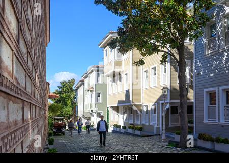 10/2024. Istanbul, Turquie. Soğukçeşme Sokağı (littéralement : rue de la fontaine froide) est une petite rue avec des maisons historiques dans le quartier Sultanahmet d'Istanbul, en Turquie, prise en sandwich entre Sainte-Sophie et le palais de Topkapı. La rue de la zone sans voiture porte le nom de la fontaine située à son extrémité en direction du parc Gülhane. Les maisons ottomanes en bois de deux ou trois étages, composées de quatre à dix pièces, datent du XIXe au XXe siècle et ont été restaurées à l’initiative de Çelik Gülersoy en 1985-1986, photo : © Simon Grosset Banque D'Images