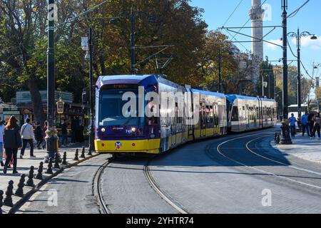 24/10/2024. Fatih, Istanbul, Turquie. Un tramway Alstom Citadis 304 sur la ligne T1. Le tramway moderne, appelé la ligne T1, a été introduit à Istanbul en 1992, et est rapidement devenu populaire. Le tramway T1 a été progressivement agrandi depuis, la dernière extension ayant eu lieu en 2011. Photo : © Simon Grosset Banque D'Images