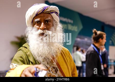 Bakou, Azerbaïdjan. 12 novembre 2024. Sadhu Guru participe à la COP29, Conférence des Nations Unies sur les changements climatiques, un événement organisé par la CCNUCC au stade olympique de Bakou. La COP29, qui se déroule à partir de novembre 11-22, se concentre sur la procédure de compensation carbone et le Fonds pour pertes et dommages. Crédit : SOPA images Limited/Alamy Live News Banque D'Images