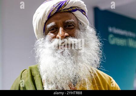 Bakou, Azerbaïdjan. 12 novembre 2024. Sadhu Guru participe à la COP29, Conférence des Nations Unies sur les changements climatiques, un événement organisé par la CCNUCC au stade olympique de Bakou. La COP29, qui se déroule à partir de novembre 11-22, se concentre sur la procédure de compensation carbone et le Fonds pour pertes et dommages. Crédit : SOPA images Limited/Alamy Live News Banque D'Images