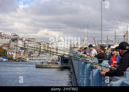 25/10/2024. Istanbul, Turquie. Pêcheurs sur le pont de Galata, qui a été construit par la société de construction turque STFA à quelques mètres du pont précédent, entre Karaköy et Eminönü, et achevé en décembre 1994. Il s'agit d'un pont basculant de 490 m (1 610 ft) de long avec une portée principale de 80 m (260 ft). Le pont du pont est large de 42 m (138 pi) et comporte deux voies de circulation et une passerelle dans chaque direction. Les voies de tramway qui descendent au milieu permettent au tramway T1 de circuler de Bağcılar, dans la banlieue ouest, à Kabataş. En 2003, une série de restaurants ont été ajoutés aux unders Banque D'Images