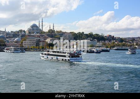 25/10/2024. Istanbul, Turquie. Ferry et bateaux de croisière à Eminou, avec la mosquée ottomane Suleymaniye du XVIe siècle en arrière-plan. Photo : © Simon Grosset Banque D'Images