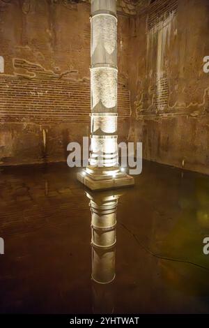 26/10/2024. Istanbul, Turquie. La citerne de Théodose, ou citerne de Théodose, ou Şerefiye Sarnıcı. C'est l'une des nombreuses citernes antiques de Constantinople qui se trouvent sous la ville. Il a été construit par l'empereur romain Théodose II (R. 402-450) entre 428 et 443 pour stocker l'eau fournie par l'aqueduc de Valens. La zone de la citerne est d'environ 20 m par 40 m (66 par 131 pi), et le toit avec 45 voûtes à voile est soutenu par 32 colonnes de marbre d'environ 11 m (36 pi) de haut. Localement, il est nommé citerne Şerefiye d'après le quartier où il est situé. Il est maintenant ouvert au public et dispose d'une lumière et d'un son étonnants s. Banque D'Images