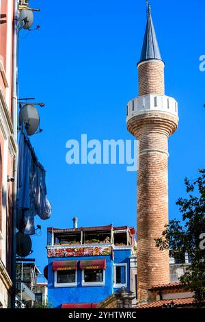 26/10/2024. Istanbul, Turquie. Un minaret de la mosquée Sokollu Mehmed Pacha, avec le 'My Terrace Cafe & Restayrant' en arrière-plan. Photo : © Simon Grosset Banque D'Images