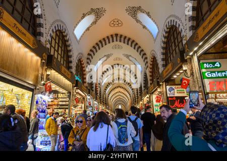 27/10/2024. Istanbul, Turquie. Le bazar aux épices (turc : Mısır Çarşısı, signifiant « bazar égyptien ») est l'un des plus grands bazars de la ville. Situé dans le quartier Eminönü du quartier de Fatih, c’est le plus célèbre complexe commercial couvert après le Grand Bazar. Spice Bazaar compte un total de 85 boutiques vendant des épices, des délices turcs et d'autres bonbons, des bijoux, des souvenirs, des fruits secs et des noix. Photo : © Simon Grosset Banque D'Images