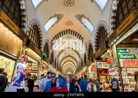 27/10/2024. Istanbul, Turquie. Le bazar aux épices (turc : Mısır Çarşısı, signifiant « bazar égyptien ») est l'un des plus grands bazars de la ville. Situé dans le quartier Eminönü du quartier de Fatih, c’est le plus célèbre complexe commercial couvert après le Grand Bazar. Spice Bazaar compte un total de 85 boutiques vendant des épices, des délices turcs et d'autres bonbons, des bijoux, des souvenirs, des fruits secs et des noix. Photo : © Simon Grosset Banque D'Images