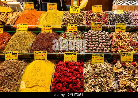 27/10/2024. Istanbul, Turquie. Thés et épices (y compris 'thé amincissant' et 'thé d'amour) en vente dans le bazar aux épices (turc : Mısır Çarşısı, signifiant 'bazar égyptien') est l'un des plus grands bazars de la ville. Situé dans le quartier Eminönü du quartier de Fatih, c’est le plus célèbre complexe commercial couvert après le Grand Bazar. Spice Bazaar compte un total de 85 boutiques vendant des épices, des délices turcs et d'autres bonbons, des bijoux, des souvenirs, des fruits secs et des noix. Photo : © Simon Grosset Banque D'Images