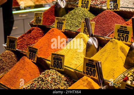 27/10/2024. Istanbul, Turquie. Les épices à vendre dans le Bazar aux épices (turc : Mısır Çarşısı, signifiant « Bazar égyptien ») est l'un des plus grands bazars de la ville. Situé dans le quartier Eminönü du quartier de Fatih, c’est le plus célèbre complexe commercial couvert après le Grand Bazar. Spice Bazaar compte un total de 85 boutiques vendant des épices, des délices turcs et d'autres bonbons, des bijoux, des souvenirs, des fruits secs et des noix. Photo : © Simon Grosset Banque D'Images