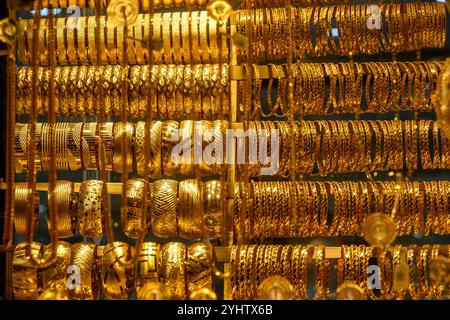 27/10/2024. Istanbul, Turquie. Bijoux en or à vendre dans le bazar aux épices (turc : Mısır Çarşısı, signifiant «bazar égyptien») est l'un des plus grands bazars de la ville. Situé dans le quartier Eminönü du quartier de Fatih, c’est le plus célèbre complexe commercial couvert après le Grand Bazar. Spice Bazaar compte un total de 85 boutiques vendant des épices, des délices turcs et d'autres bonbons, des bijoux, des souvenirs, des fruits secs et des noix. Photo : © Simon Grosset Banque D'Images