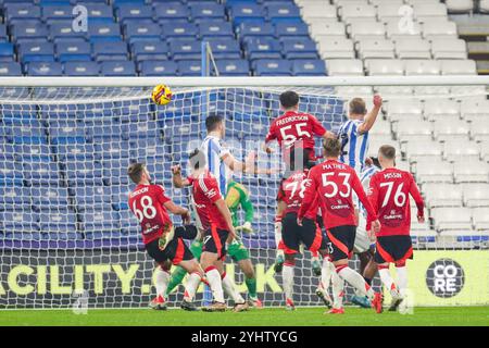 John Smith's Stadium, Huddersfield, Angleterre, Royaume-Uni le 12 novembre 2024. Tom Lees (32), défenseur de Huddersfield Town, marque un BUT 4-1 lors du match d'étape Bristol Street Motors EFL Trophy Northern Group F de Manchester United FC U21 au John Smith's Stadium, Huddersfield, Angleterre, Royaume-Uni le 12 novembre 2024 Credit : Every second Media/Alamy Live News Banque D'Images