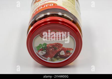 Kiev, Ukraine - 24 septembre 2022 : Studio Shoot de Lidl Baresa tomates séchées au soleil italiennes dans le couvercle de pot en verre d'huile de graines de tournesol closeup sur blanc. Banque D'Images
