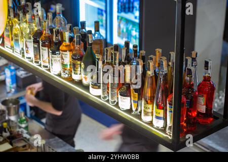 Kiev, Ukraine - 04 février 2022 : une étagère avec des bouteilles de différentes marques d'alcool affichées au-dessus du comptoir du bar d'un restaurant True Price Protasov Banque D'Images