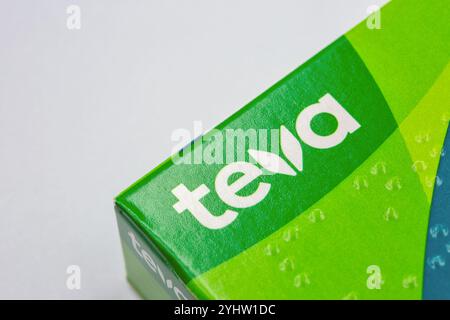 Kiev, Ukraine - 23 août 2024 : tournage en studio du logo de la société pharmaceutique israélienne Teva sur le paquet de médicaments en gros plan. Banque D'Images