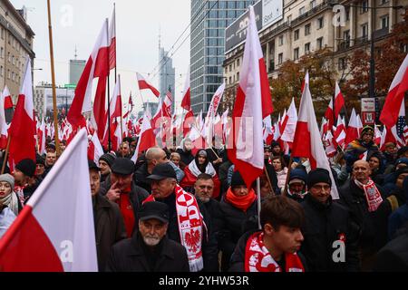 Varsovie, Pologne. 11 novembre 2024. Les gens portent des drapeaux nationaux tout en assistant à la marche de l'indépendance célébrant le 106e anniversaire de la récupération de l'indépendance de la Pologne. Varsovie, Pologne, le 11 novembre 2024. Des dizaines de milliers de Polonais de Varsovie et de partout dans le pays sont arrivés dans la capitale polonaise à l'occasion de la Journée de l'indépendance des Nations (crédit image : © Beata Zawrzel/ZUMA Press Wire) USAGE ÉDITORIAL SEULEMENT! Non destiné à UN USAGE commercial ! Banque D'Images