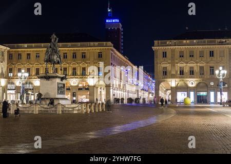 Turin lumières de Noël dans la via Roma dans le centre-ville, appelé planétaire par l'artiste Carmelo Giammello. Banque D'Images