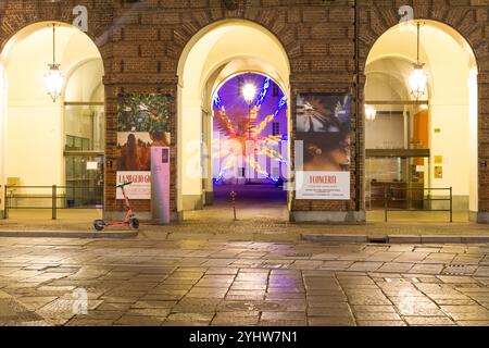 Lumières de Noël de Turin à côté du Teatro Regio. Il s'appelle Vento Solare par l'artiste Luigi Nervo. Banque D'Images