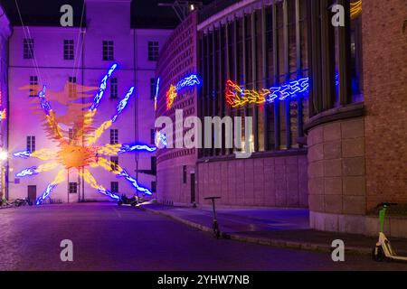 Lumières de Noël de Turin à côté du Teatro Regio. Il s'appelle Vento Solare par l'artiste Luigi Nervo. Banque D'Images