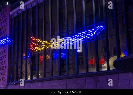 Lumières de Noël de Turin à côté du Teatro Regio. Il s'appelle Vento Solare par l'artiste Luigi Nervo. Banque D'Images