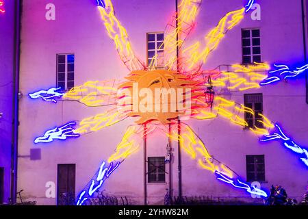 Lumières de Noël de Turin à côté du Teatro Regio. Il s'appelle Vento Solare par l'artiste Luigi Nervo. Banque D'Images