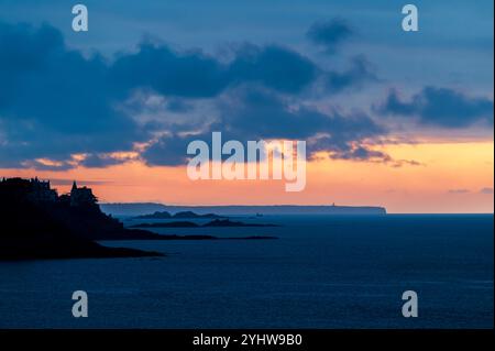 Coucher de soleil sur la baie de Saint Malo, France Banque D'Images