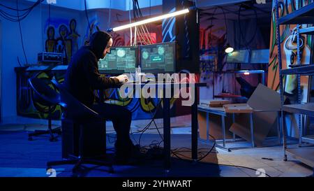 Pirate dans la base cachée avec succès passer les mesures anti-sabotage mises en œuvre par les entreprises pour protéger les produits. Logiciel de piratage Cracker et sorties de jeux vidéo, caméra Un appareil photo portable Banque D'Images