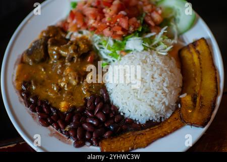 Le Casado est un plat traditionnel de la cuisine costaricienne Banque D'Images