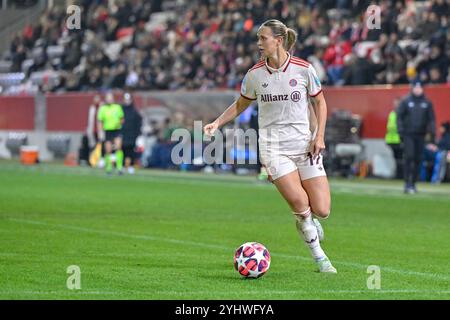 Klara Bühl (FC Bayern München, FCB, 17) Am Ball, Freisteller, Ganzkörper, Einzelbild, Aktion, action, 12.11.2024, München (Deutschland), Fussball, UEFA Womens Champions League, Gruppe C, FC Bayern München - Valerenga IF Oslo Banque D'Images