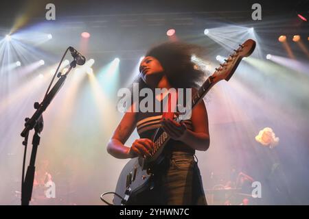 Londres, Royaume-Uni. Mardi 12 novembre 2024. Lily Fontaine de professeur d'anglais se produit à l'O2 Shepherd's Bush Empire. Le groupe de Leeds Indie remporte le Mercury Music Prize en 2024. Crédit : Katie Collins/EMPICS/Alamy Live News Banque D'Images