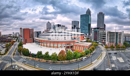 Spectrum Center à Charlotte Caroline du Nord - vue aérienne d'une ville animée avec un grand stade en face - CHARLOTTE, NC - 27 OCTOBRE 2024 Banque D'Images