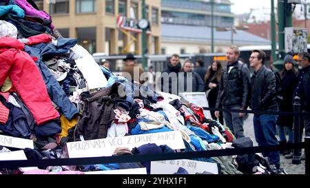 Prague, République tchèque. 12 novembre 2024. Les gens regardent un tas de vêtements créés pour sensibiliser à la question des déchets textiles à Prague, en République tchèque, le 12 novembre 2024. Crédit : Dana Kesnerova/Xinhua/Alamy Live News Banque D'Images