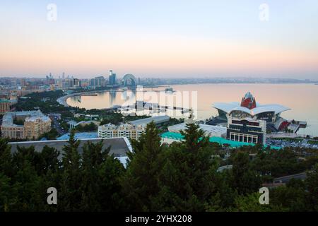 Vue panoramique juste après le coucher du soleil depuis Highland Park à travers la belle capitale de Bakou, Azerbaïdjan Banque D'Images