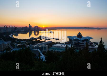 Vue panoramique au lever du soleil depuis Highland Park à travers la belle capitale de Bakou, Azerbaïdjan Banque D'Images