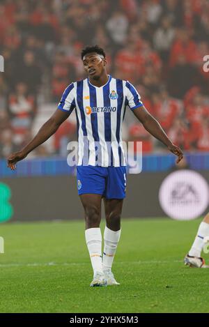 Lisbonne, Portugal. 10 novembre 2024. Samu Omorodion (FC Porto) vu en action lors du match de Liga Portugal entre les équipes de SL Benfica et FC Porto à Estadio Da Luz. Score final : SL Benfica 4 : 1 FC Porto (photo Maciej Rogowski/SOPA images/Sipa USA) crédit : Sipa USA/Alamy Live News Banque D'Images