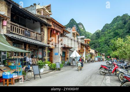 Boutiques et restaurants le long d'une rue dans la vieille ville de Dong Van, dans la province de Ha Giang, Vietnam Banque D'Images