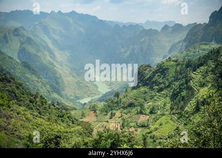 Vues spectaculaires sur la rivière Nho que et le géoparc du plateau de Dong Van Karst à Ha Giang, au nord du Vietnam Banque D'Images