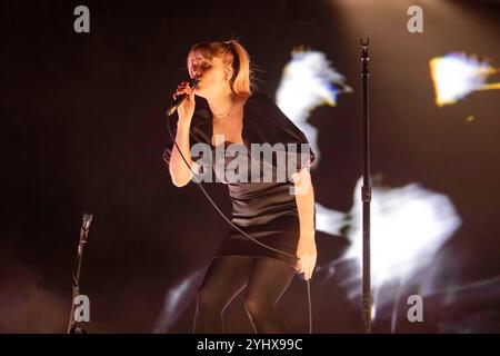 Manchester, Angleterre, 12 novembre 2024. London Grammar se produisant à l'AO Arena de Manchester lors de leur tournée The Greatest Love Arena Tour 2024. Crédit : Izzy Clayton/Alamy Live News Banque D'Images