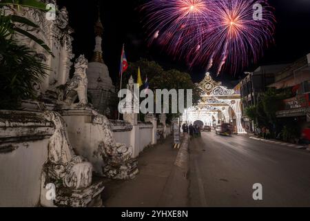 CHIANG mai, THAÏLANDE - 12 NOVEMBRE 2024 : vue de l'éclairage magnifique pendant le festival Loy Krathong à Tha Phae Road avec feux d'artifice à Chiang mai F. Banque D'Images