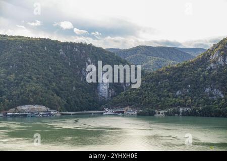 Sculpture rocheuse de Decebalus (Decebal), le long des portes de fer, rives du Danube, séparant la Roumanie et la Serbie Banque D'Images