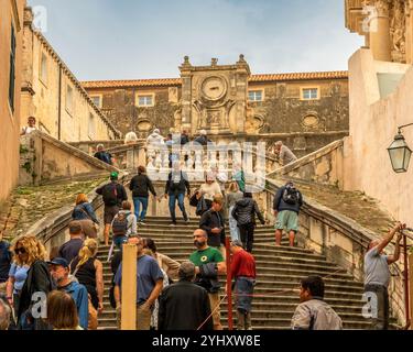 Dubrovnik – HR – Oct 18, 2024 touristes visitant les escaliers jésuites, grandes marches baroques menant à l’église Ignatius dans la vieille ville de Dubrovnik, CR Banque D'Images