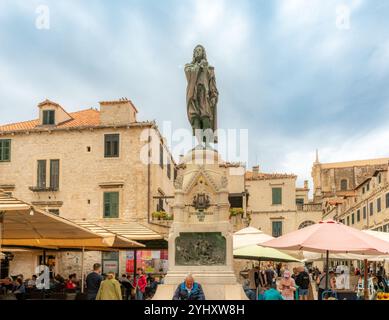 Dubrovnik - HR - Oct 18, 2024 le monument du célèbre poète du XVIIIe siècle de Dubrovnik, Ivan Gundulić, sculpté par Ivan Rendić à la fin du XIXe siècle Banque D'Images