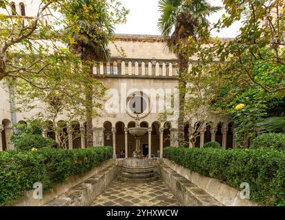 Dubrovnik - HR - Oct 18, 2024 le monastère franciscain de Dubrovnik dispose d'une cour sereine avec verdure, d'une fontaine centrale et d'élégantes arches. ITS Banque D'Images