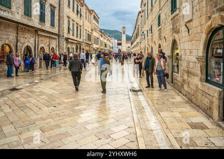 Dubrovnik – HR – Oct 18, 2024 le Stradun de Dubrovnik est une rue principale pittoresque pavée de calcaire dans la vieille ville, bordée de bâtiments historiques, charmin Banque D'Images