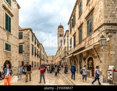 Dubrovnik – HR – Oct 18, 2024 le Stradun de Dubrovnik est une rue principale pittoresque pavée de calcaire dans la vieille ville, bordée de bâtiments historiques, charmin Banque D'Images