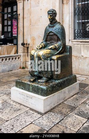 Dubrovnik – HR – 18 octobre 2024 la statue du célèbre écrivain Marin Držić se dresse devant le palais du Recteur au cœur de la vieille ville de Dubrovnik Banque D'Images