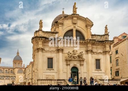 Dubrovnik – HR – Oct 18, 2024 L’église Blaise à Dubrovnik, en Croatie, présente une architecture baroque avec des statues et des sculptures complexes. Visiteurs GA Banque D'Images