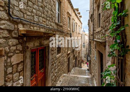 Dubrovnik – HR – Oct 18, 2024 Une rue étroite pavée de pierre à Dubrovnik, avec des bâtiments historiques en pierre, des marches rustiques et un charmant detai architectural Banque D'Images