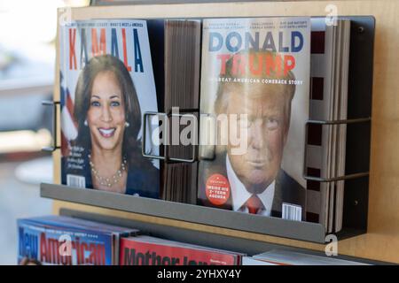 Des magazines publiés par A360 Media avec les nominés présidentiels Kamala Harris et Donald J. Trump sur les couvertures sont exposés dans une librairie jeudi... Banque D'Images