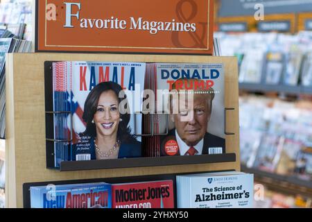 Des magazines publiés par A360 Media avec les nominés présidentiels Kamala Harris et Donald J. Trump sur les couvertures sont exposés dans une librairie jeudi... Banque D'Images