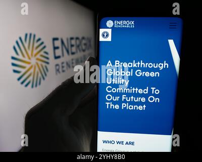 Allemagne. 08 juillet 2024. Dans cette illustration photo, une personne tient un téléphone portable avec la page Web de la compagnie d'énergie israélienne Energix Renewable Energies Ltd avec logo. Crédit : SOPA images Limited/Alamy Live News Banque D'Images